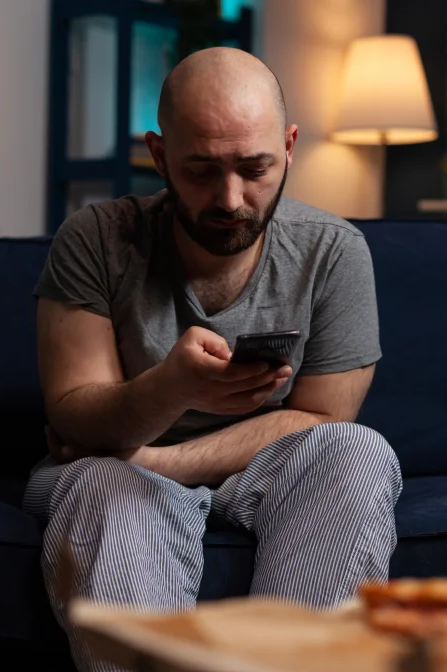 Hombre revisando preocupado su teléfono